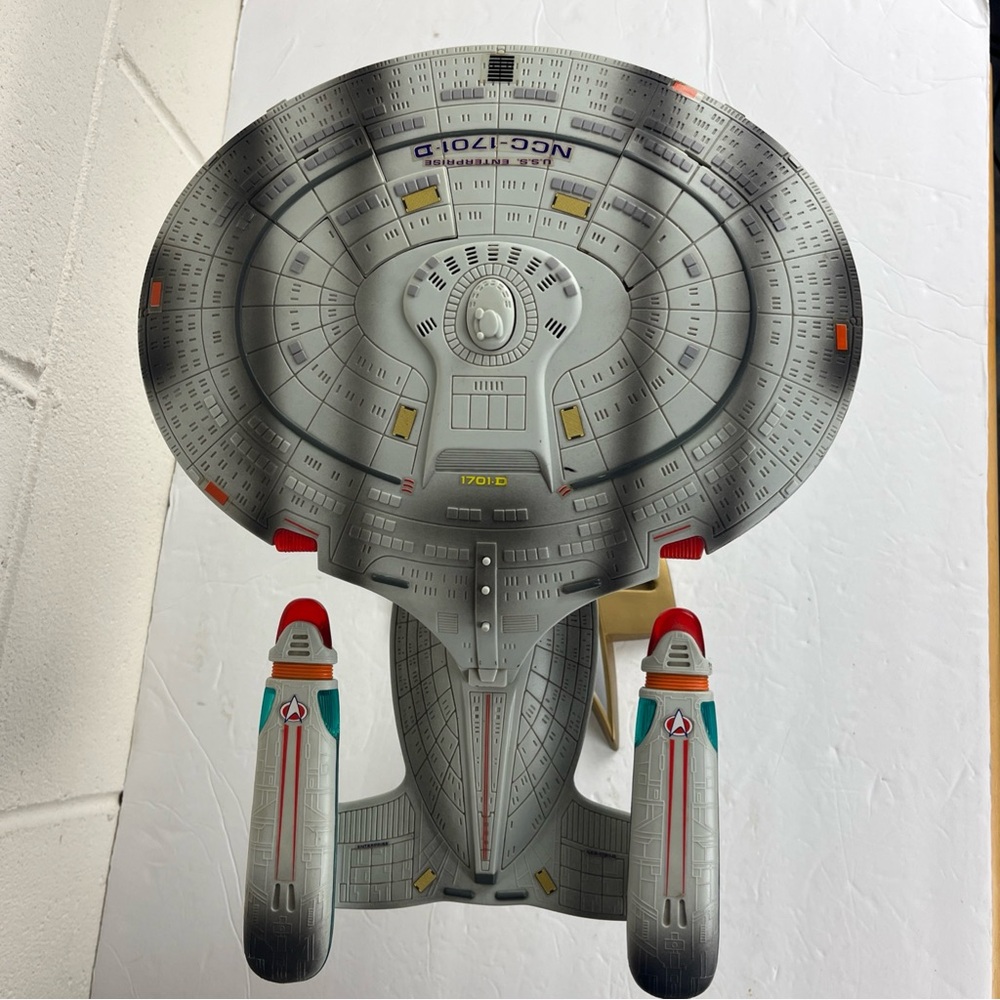 1994 PLAYMATES STAR TREK THE NEXT GENERATION BATTLE DAMAGED ENTERPRISE NCC-1701D